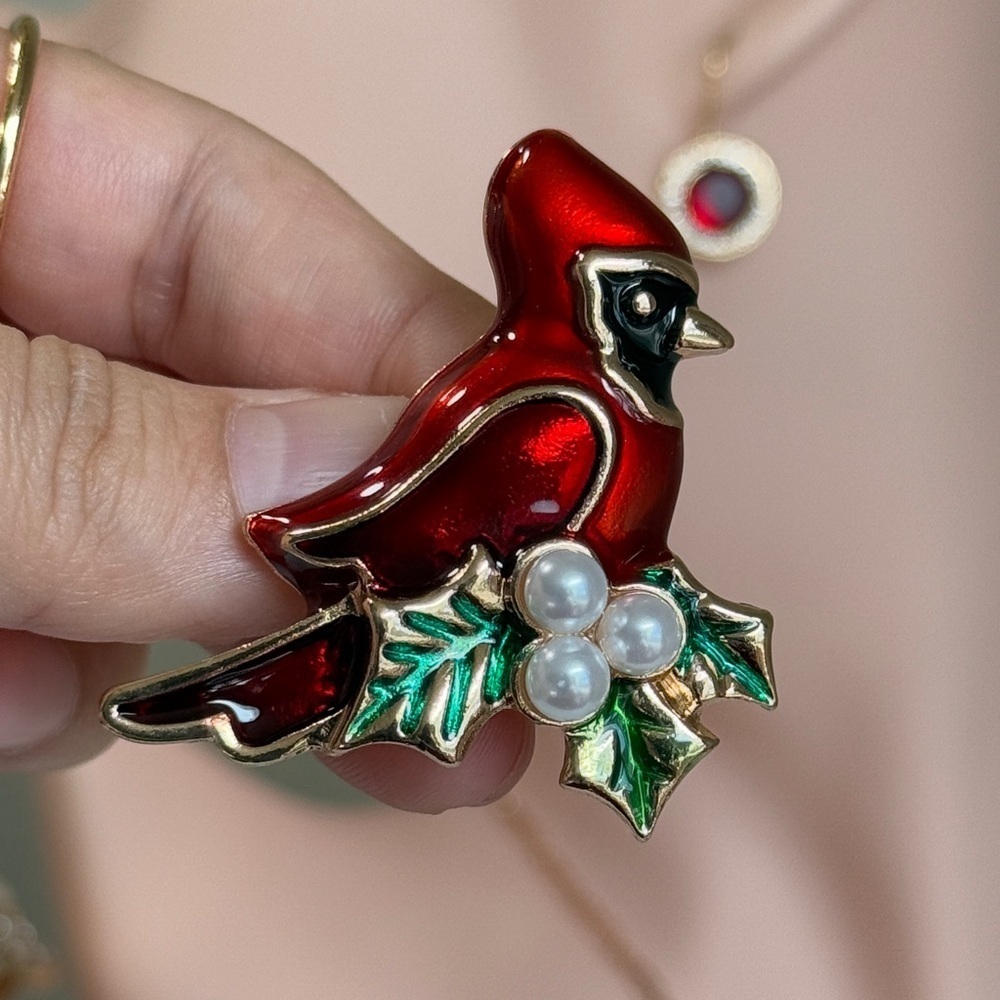 ⚜️❤️‍🔥  Red and Green Cardinal Brooch 🍃🎄 - Picture 6 of 8